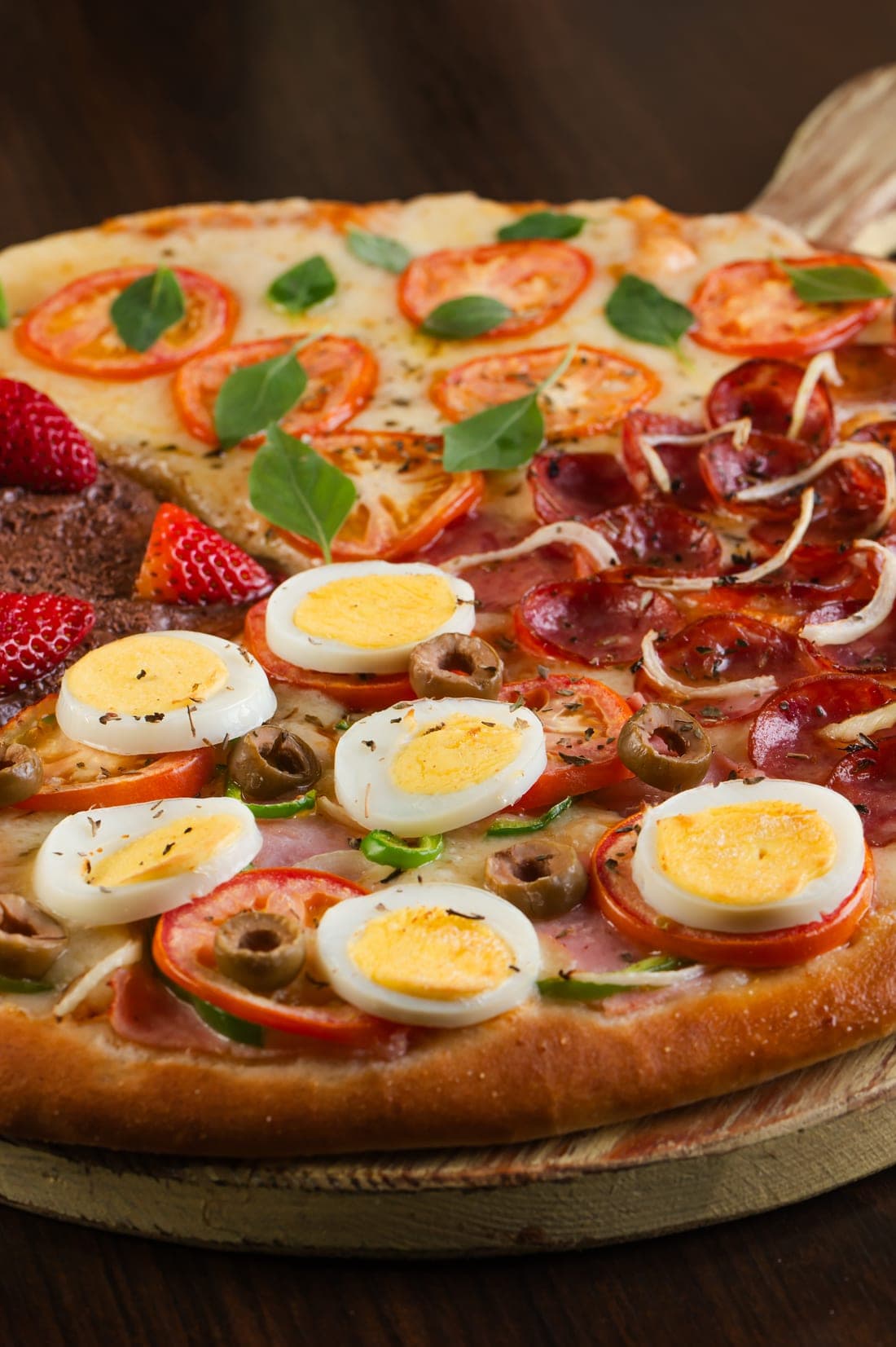 Pizza com ovos, presunto, tomate e calabresa