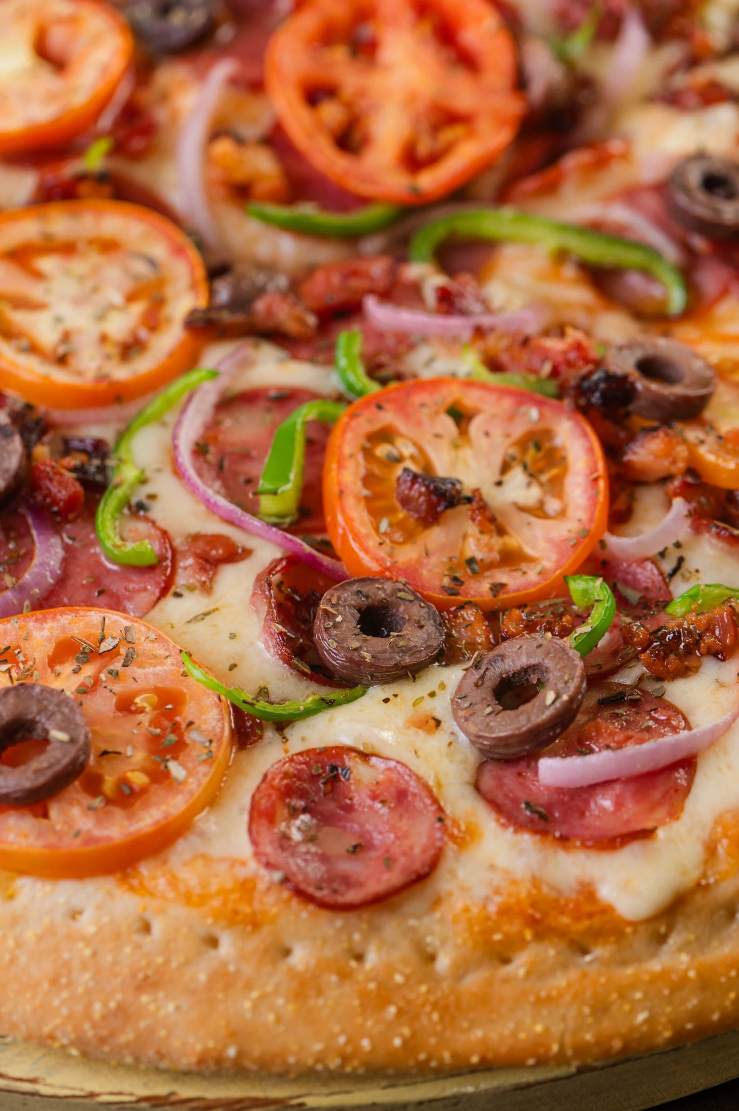 Pizza com tomate, pimentão, azeitonas pretas e calabresa