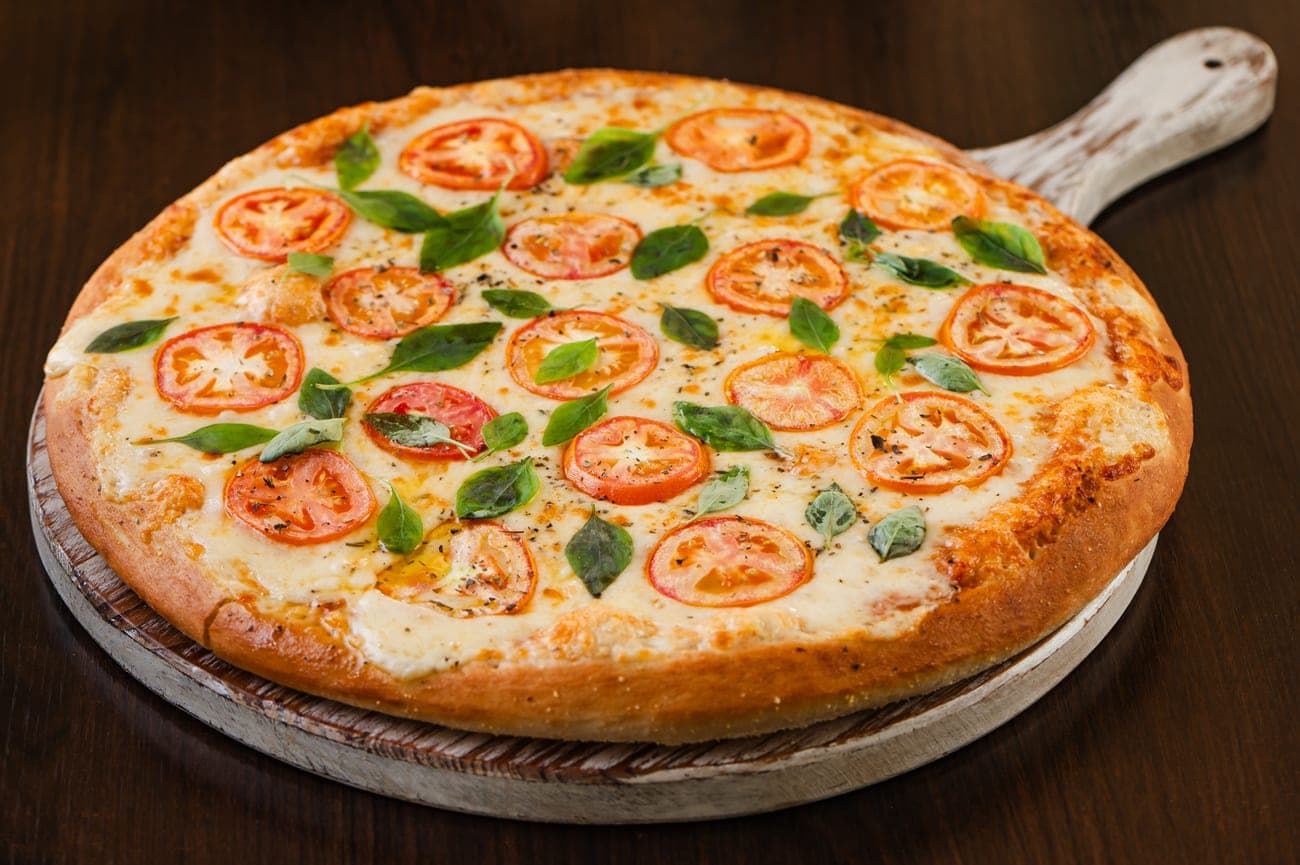Pizza de tomate fresco e manjericão