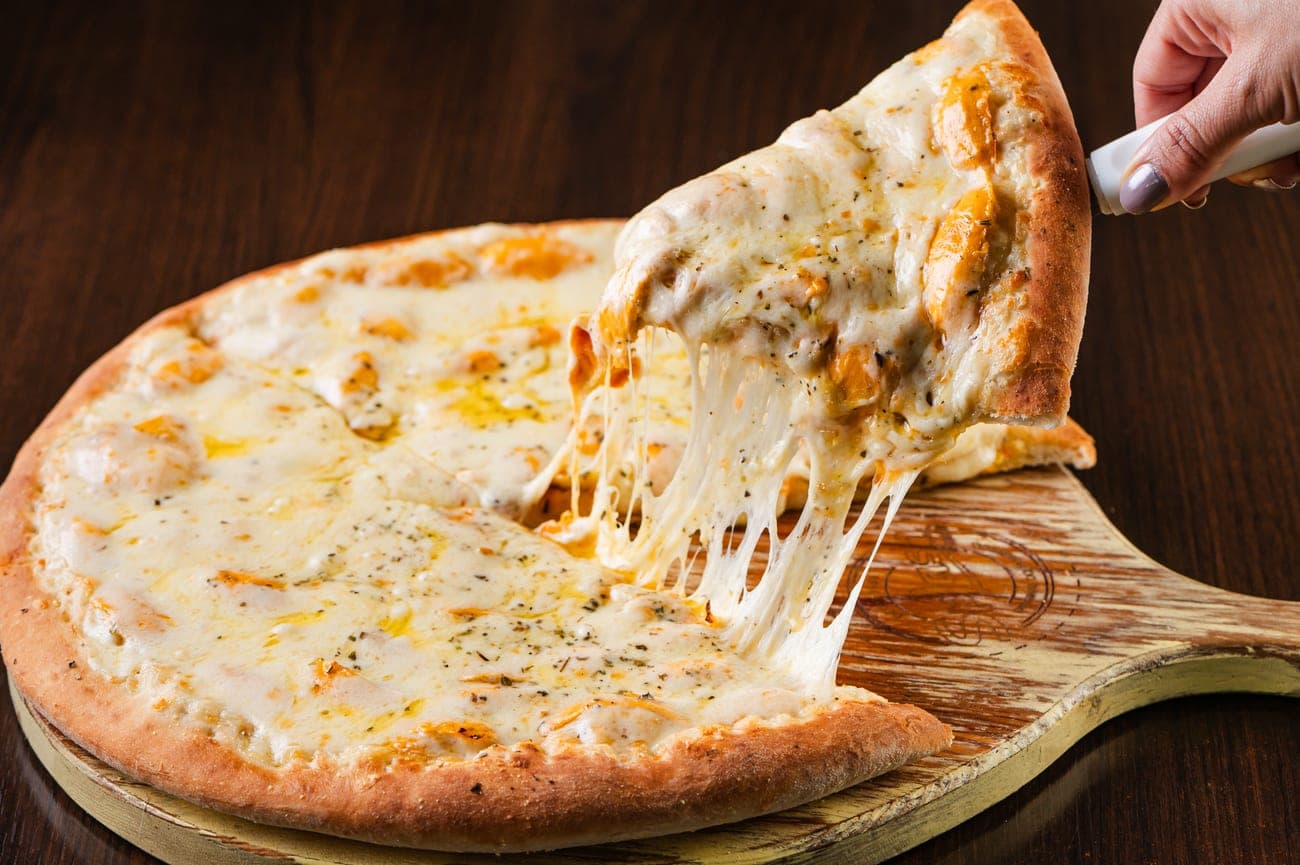 Pizza de queijo com mussarela esticando