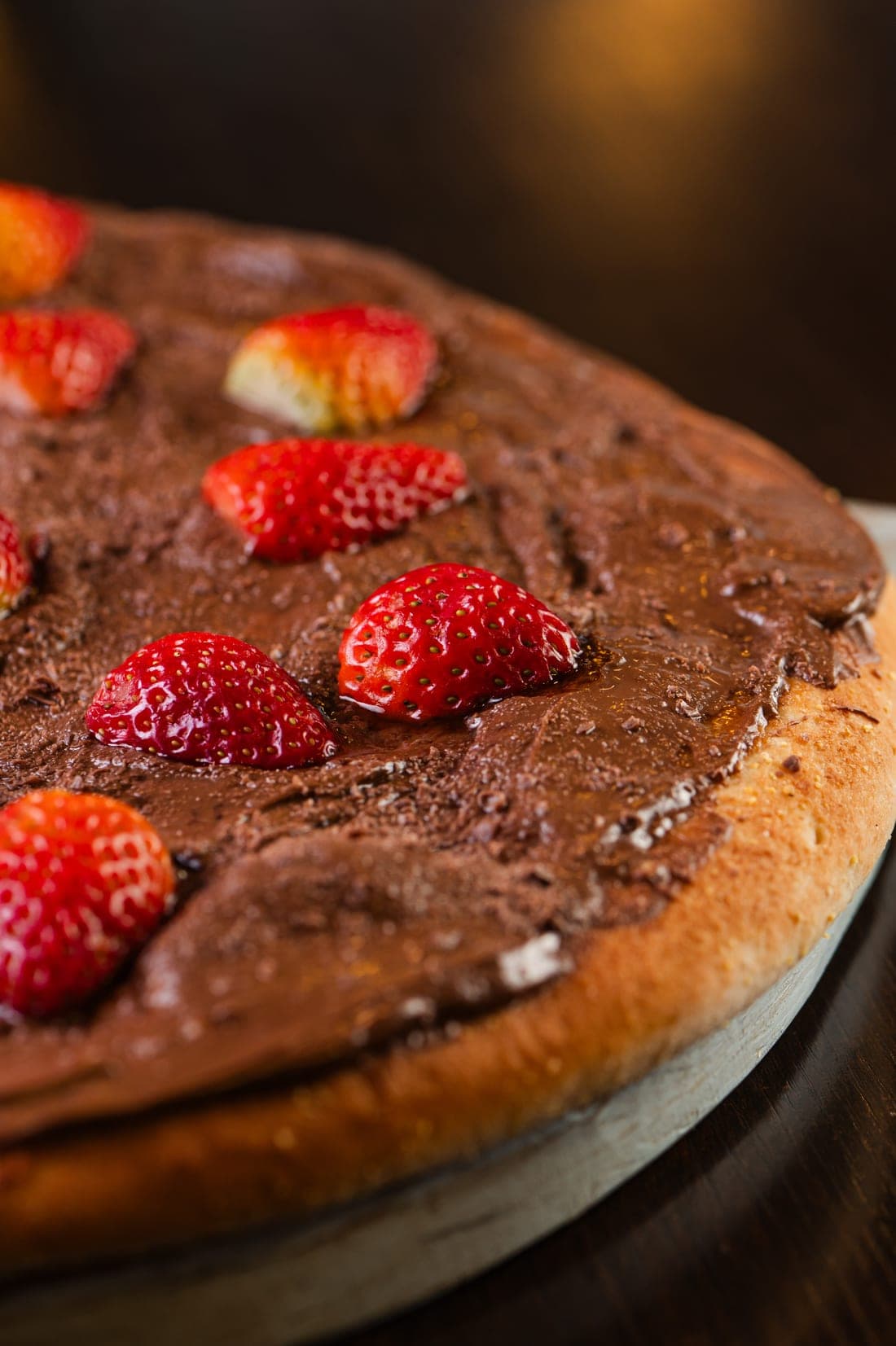 Pizza de chocolate com morangos